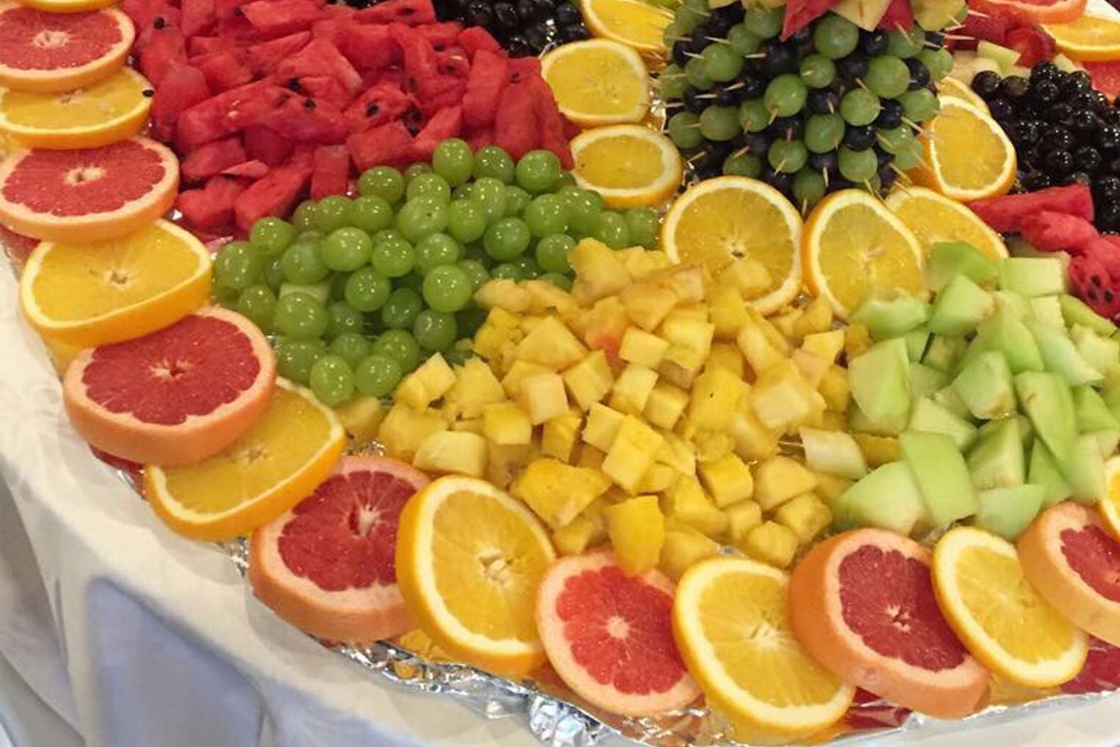 A table topped with lots of different fruits.